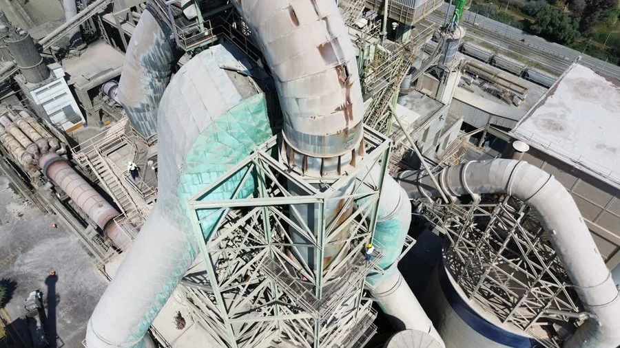 Vista aérea de la torre de precalentador y sus ductos — planta Holcim Apaxco, Estado de México