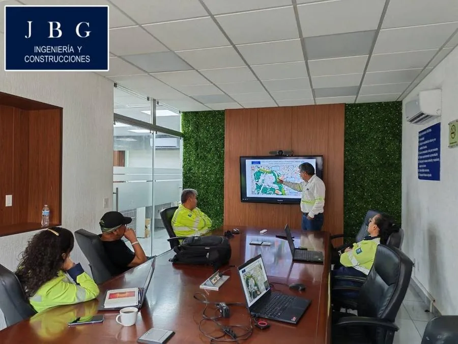 Equipo de JBG Ingeniería y Construcciones en sesión técnica de trabajo
