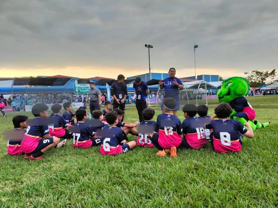 Charla técnica del entrenador con el equipo infantil antes del partido — Copa Cumbres