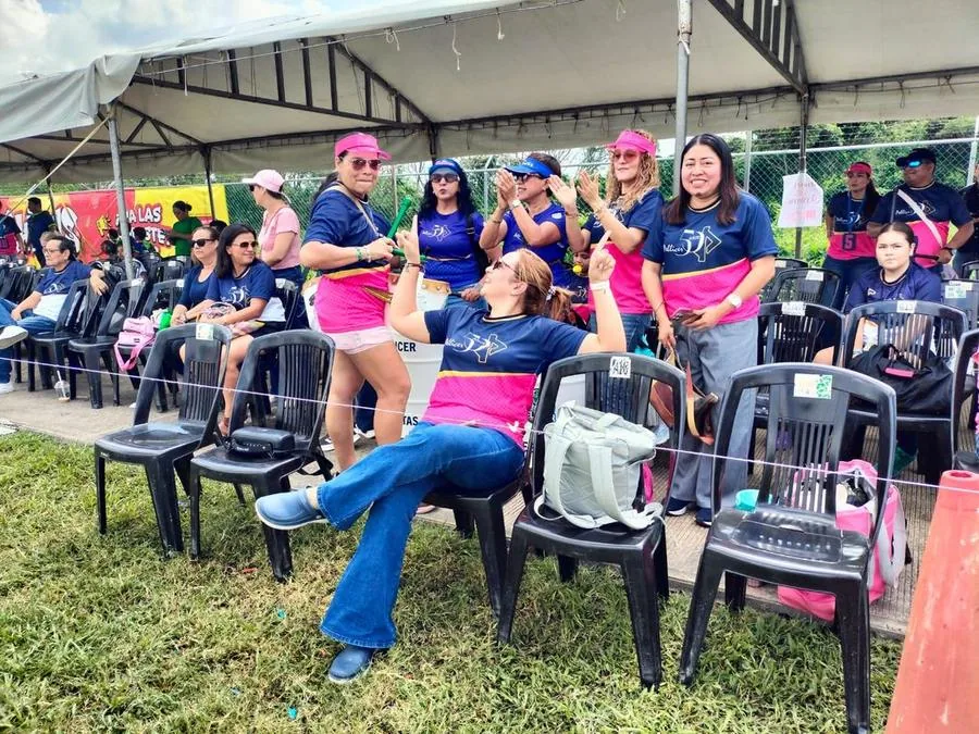 Familias del equipo animando y aplaudiendo desde las gradas