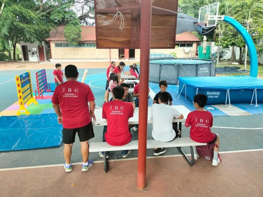 Personal de JBG conviviendo con los estudiantes en actividades recreativas